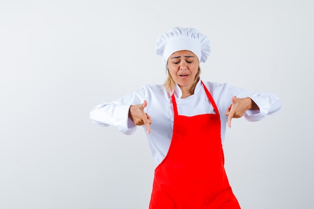 Una jovencita expresiva posando