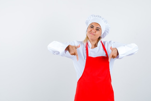 Una jovencita expresiva posando