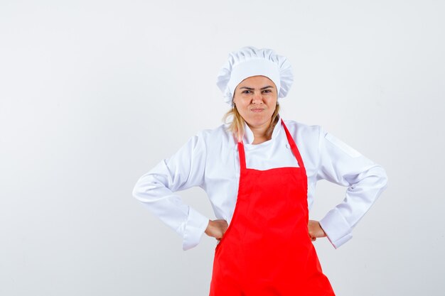 Una jovencita expresiva posando