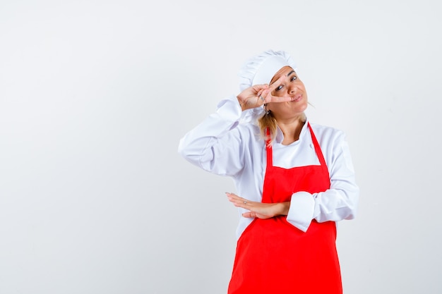 Una jovencita expresiva posando