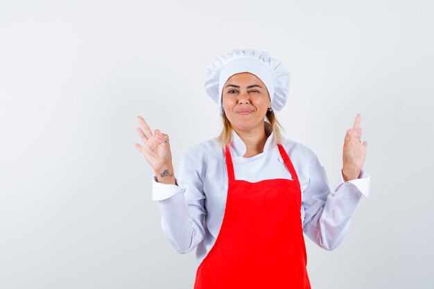 Una jovencita expresiva posando