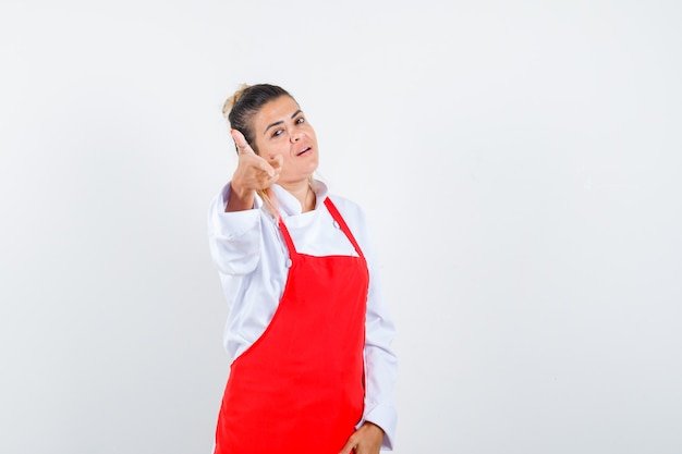 Una jovencita expresiva posando