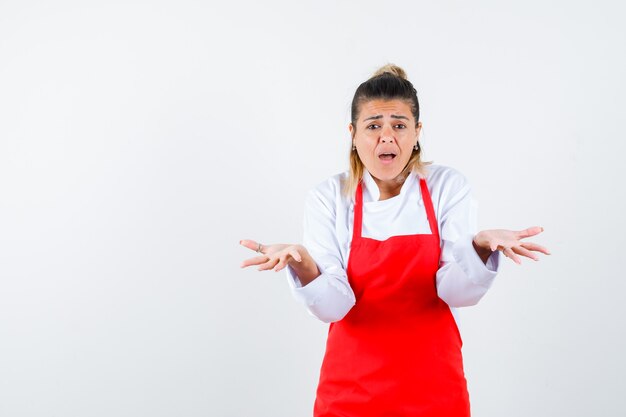 Una jovencita expresiva posando