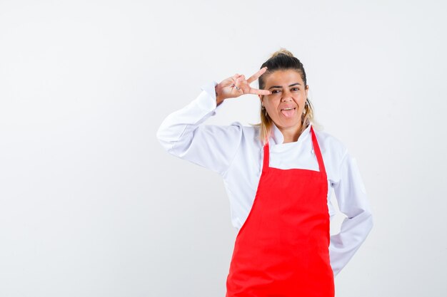 Una jovencita expresiva posando