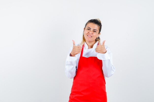 Una jovencita expresiva posando