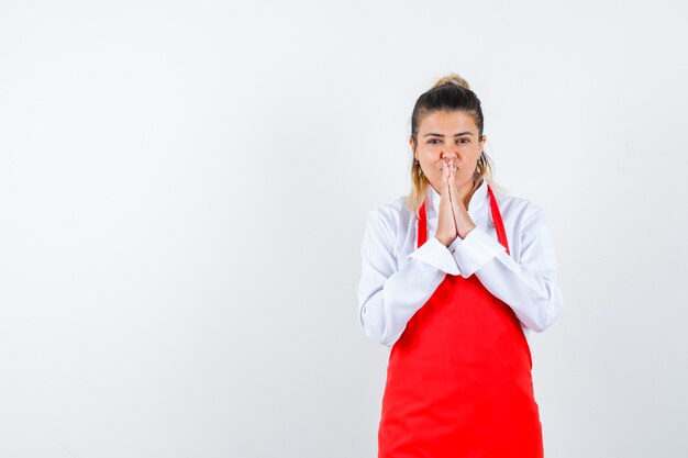 Una jovencita expresiva posando