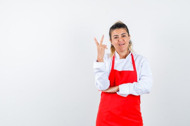 Una jovencita expresiva posando