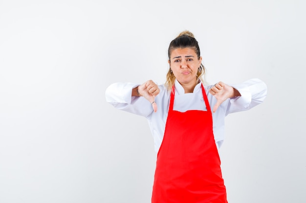 Una jovencita expresiva posando