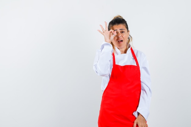 Una jovencita expresiva posando