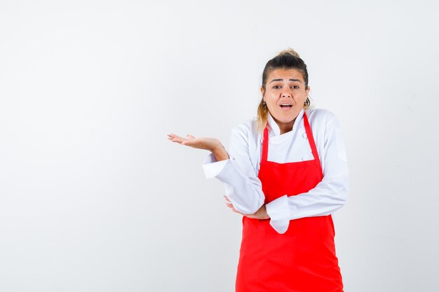 Una jovencita expresiva posando