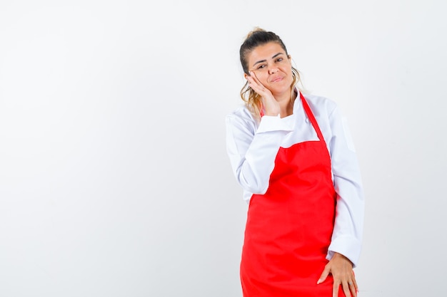 Una jovencita expresiva posando