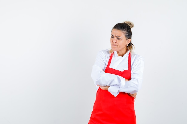 Una jovencita expresiva posando