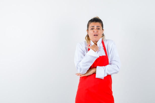 Una jovencita expresiva posando