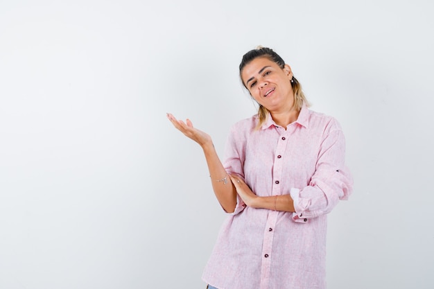 Una jovencita expresiva posando