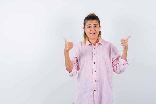 Una jovencita expresiva posando