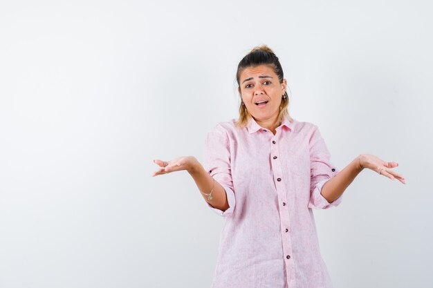 Una jovencita expresiva posando