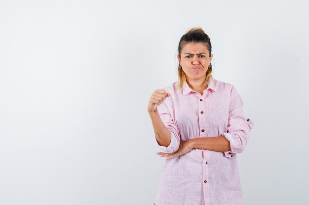 Una jovencita expresiva posando