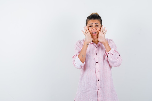 Una jovencita expresiva posando