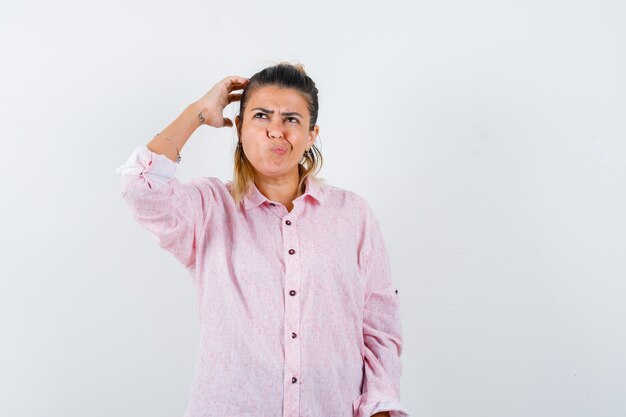 Una jovencita expresiva posando