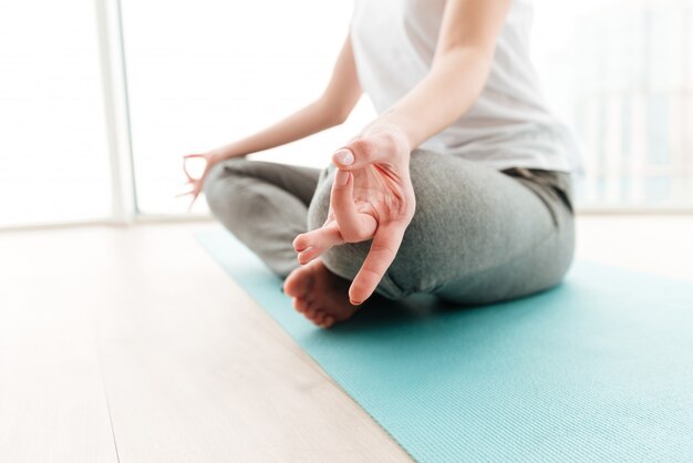 jovencita hacer ejercicios de yoga.