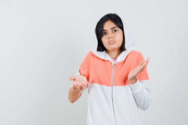 Jovencita mostrando gesto de impotencia en chaqueta.