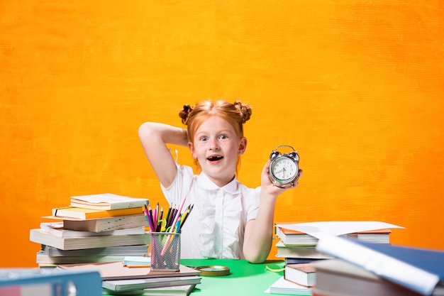 Jovencita con muchos libros