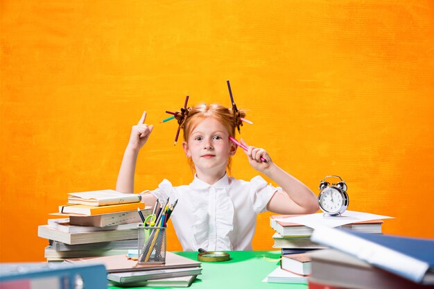 Jovencita con muchos libros