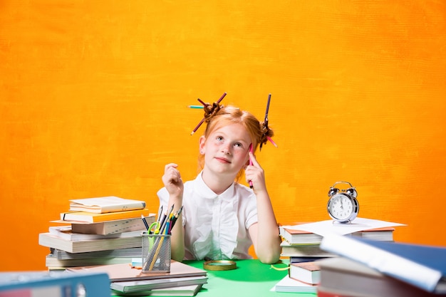 Jovencita con muchos libros