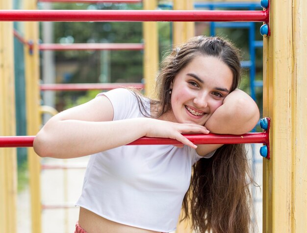 Jovencita posando en el parque afuera