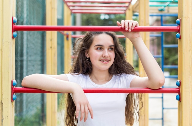 Foto gratuita jovencita posando en el parque