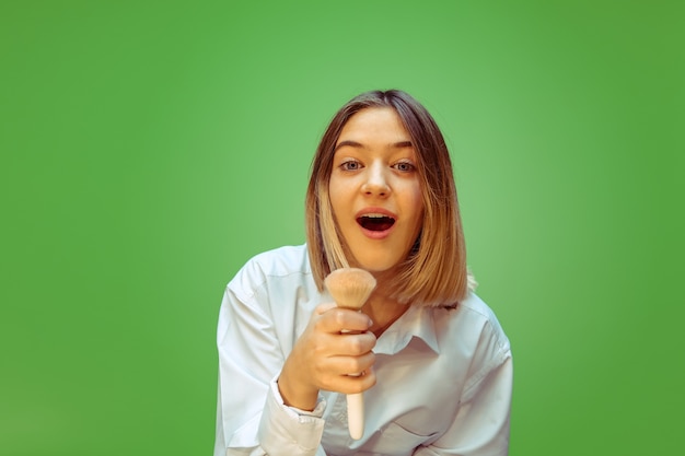 Jovencita soñando con la profesión de maquilladora