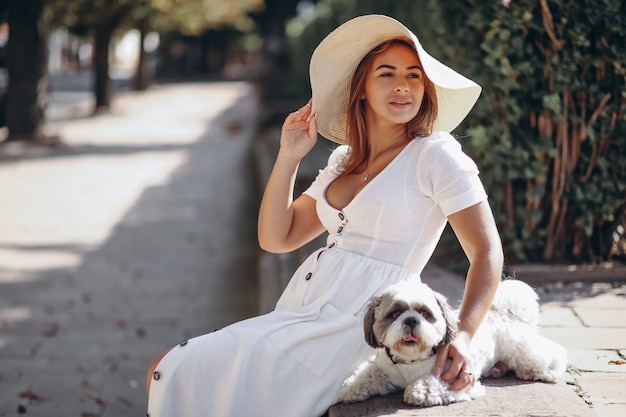 Jovencita con su mascota al aire libre