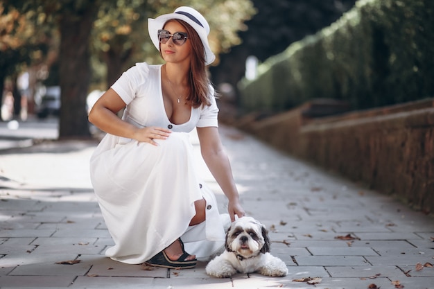 Foto gratuita jovencita con su mascota al aire libre