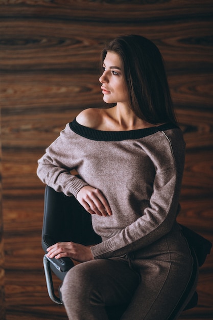 Jovencita en traje elegante