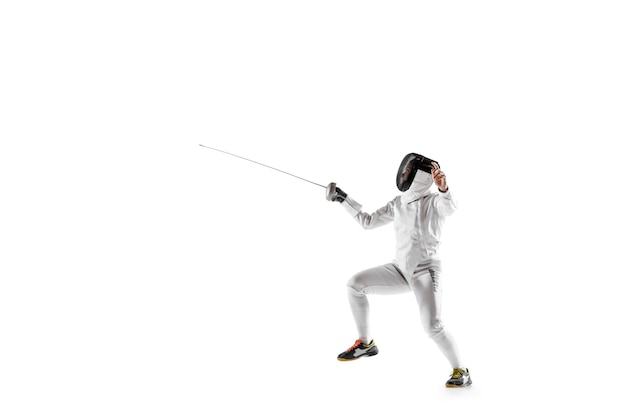 Foto gratuita jovencita en traje de esgrima con espada en mano aislado sobre fondo blanco.