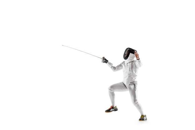 Jovencita en traje de esgrima con espada en mano aislado sobre fondo blanco.