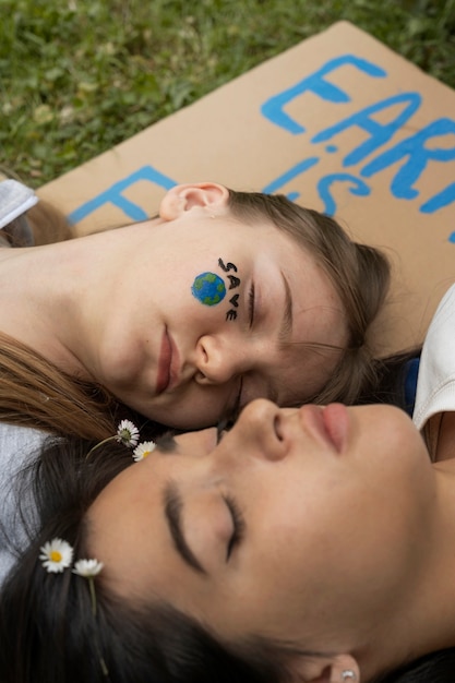 Foto gratuita jóvenes activistas tomando acción