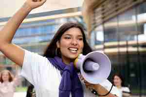 Foto gratuita jóvenes activistas tomando acción