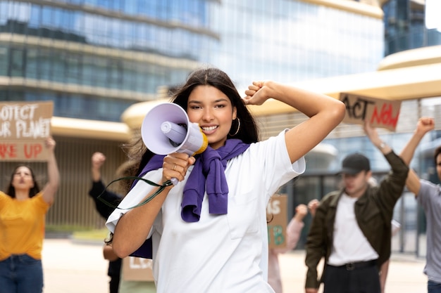 Foto gratuita jóvenes activistas tomando acción