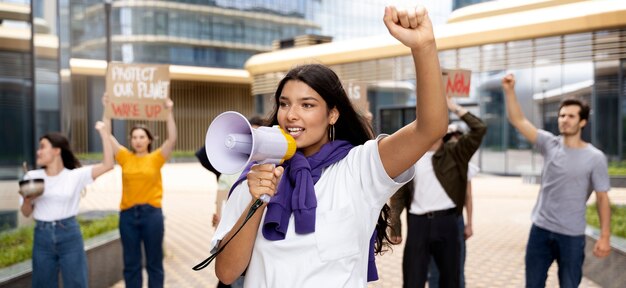 Jóvenes activistas tomando acción