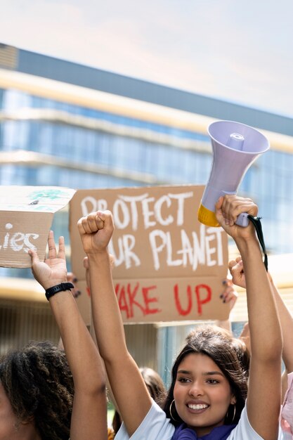 Foto gratuita jóvenes activistas tomando acción