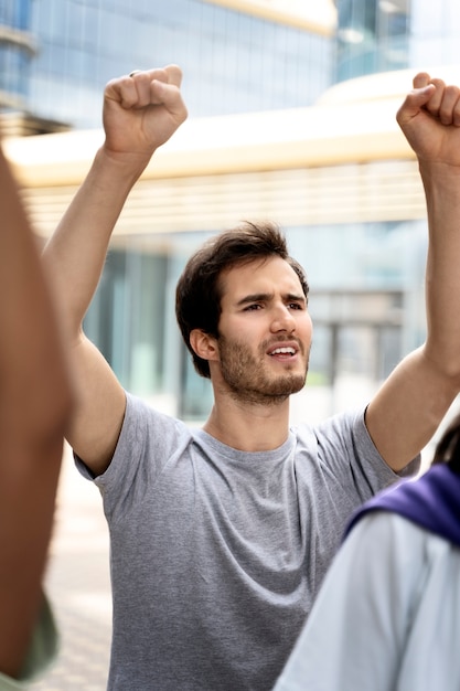 Jóvenes activistas tomando acción