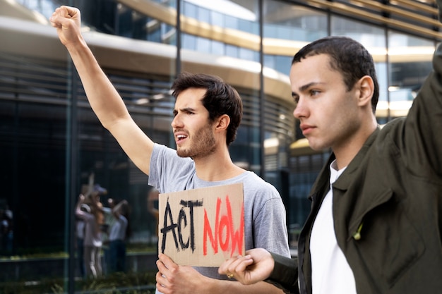 Foto gratuita jóvenes activistas tomando acción