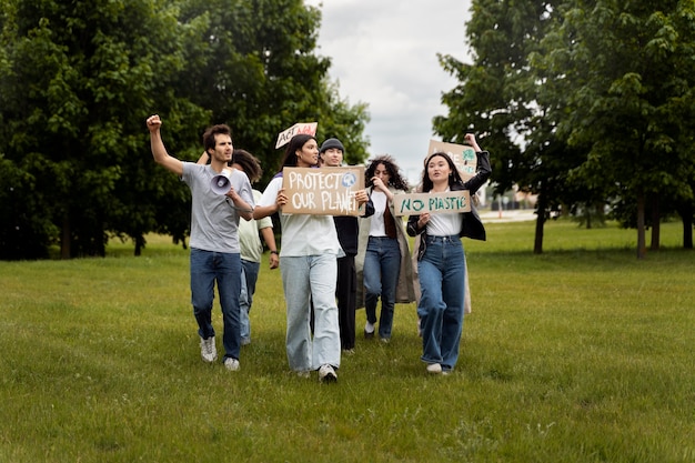 Jóvenes activistas tomando acción