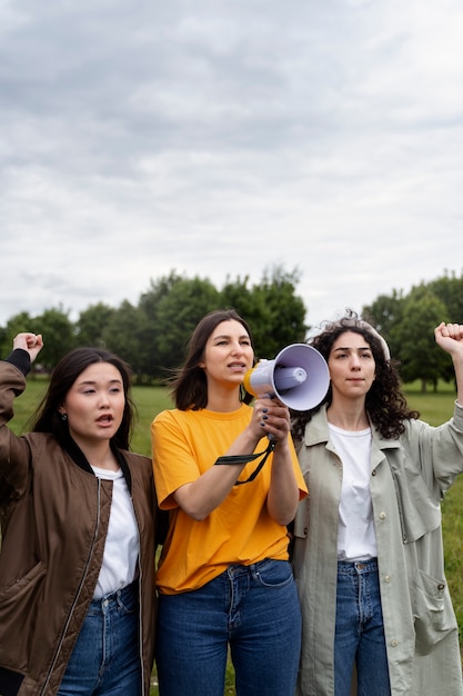 Jóvenes activistas tomando acción