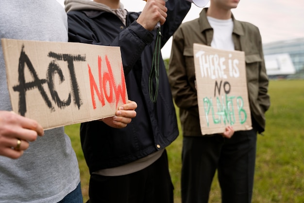 Jóvenes activistas tomando acción