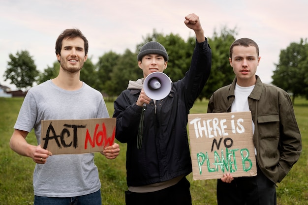 Foto gratuita jóvenes activistas tomando acción