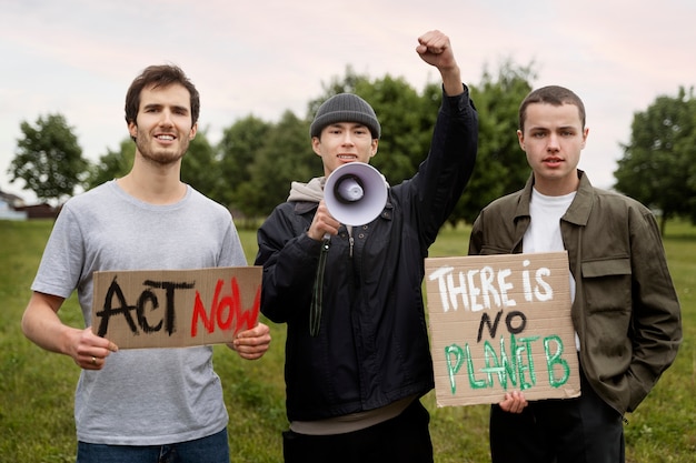 Jóvenes activistas tomando acción