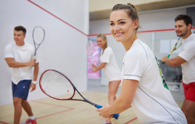 Jóvenes activos jugando al squash