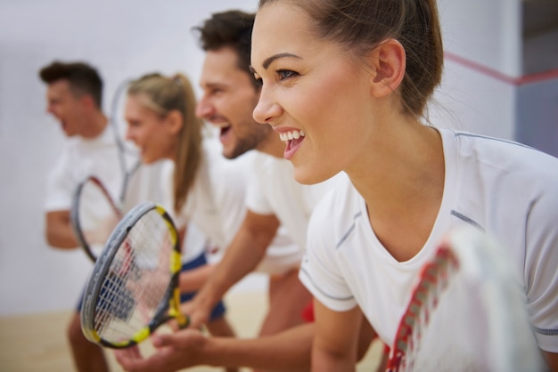 Jóvenes activos jugando al squash